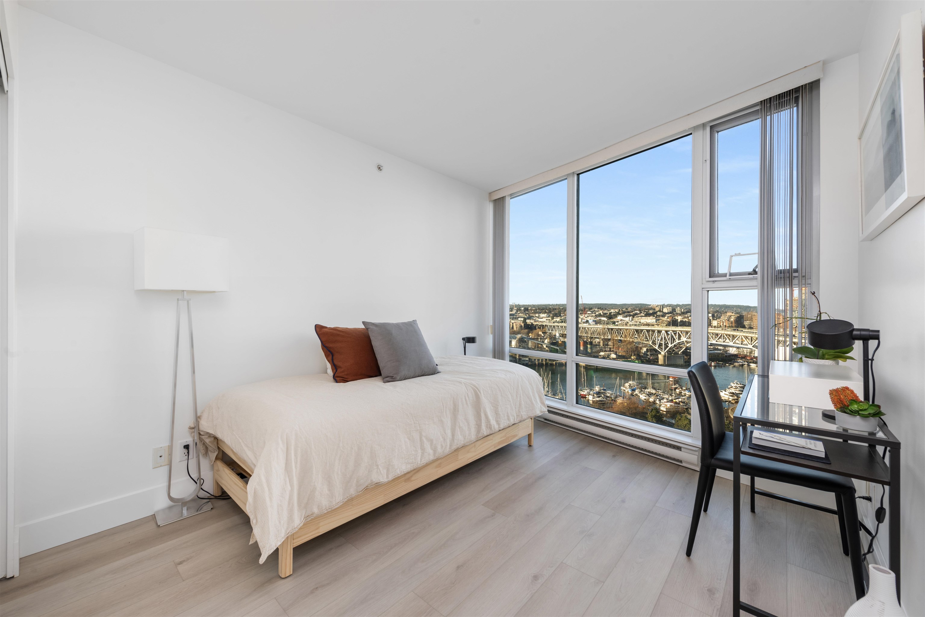 2105 455 BEACH CRESCENT Unit: 2105