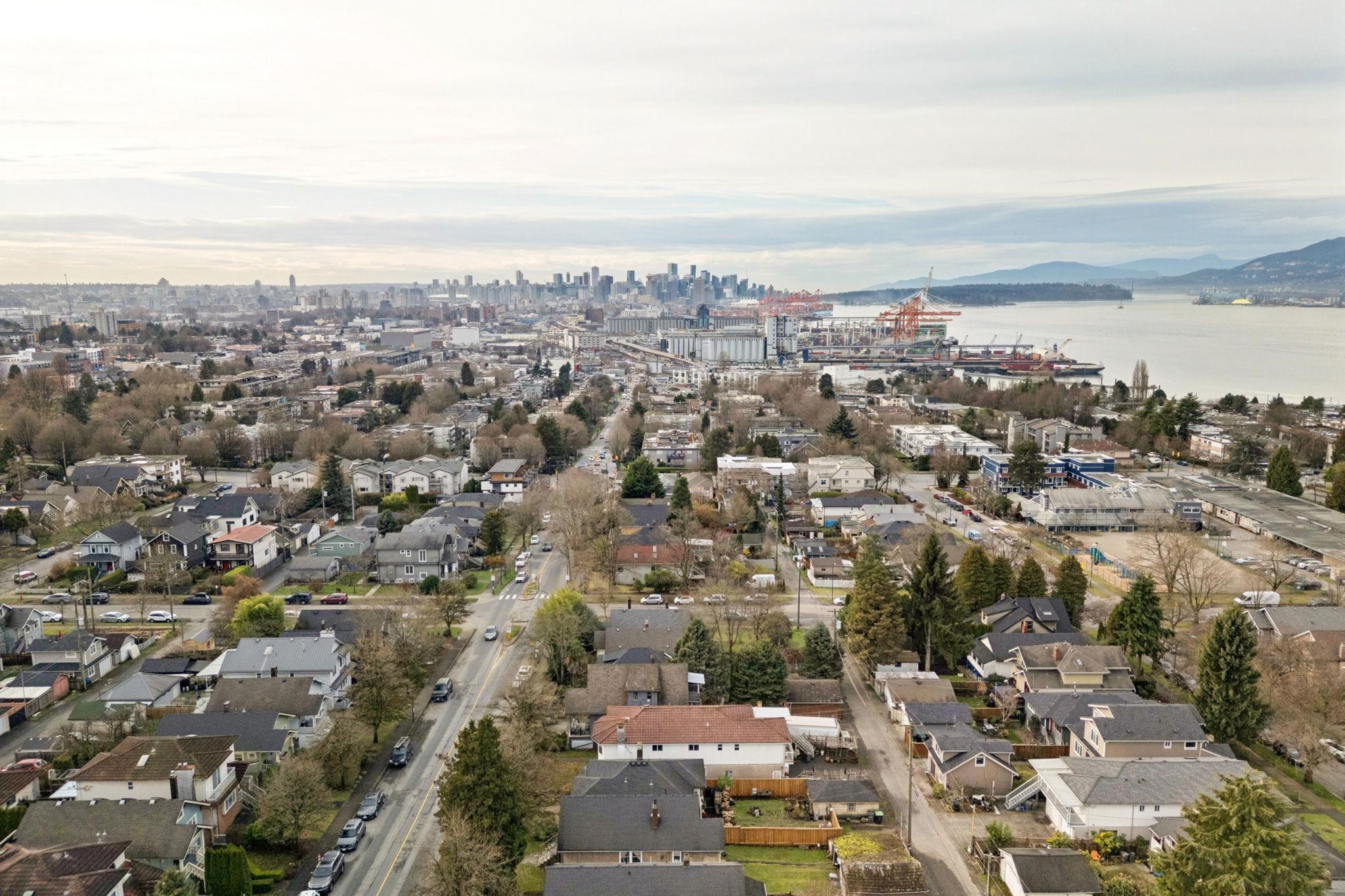2541 DUNDAS STREET