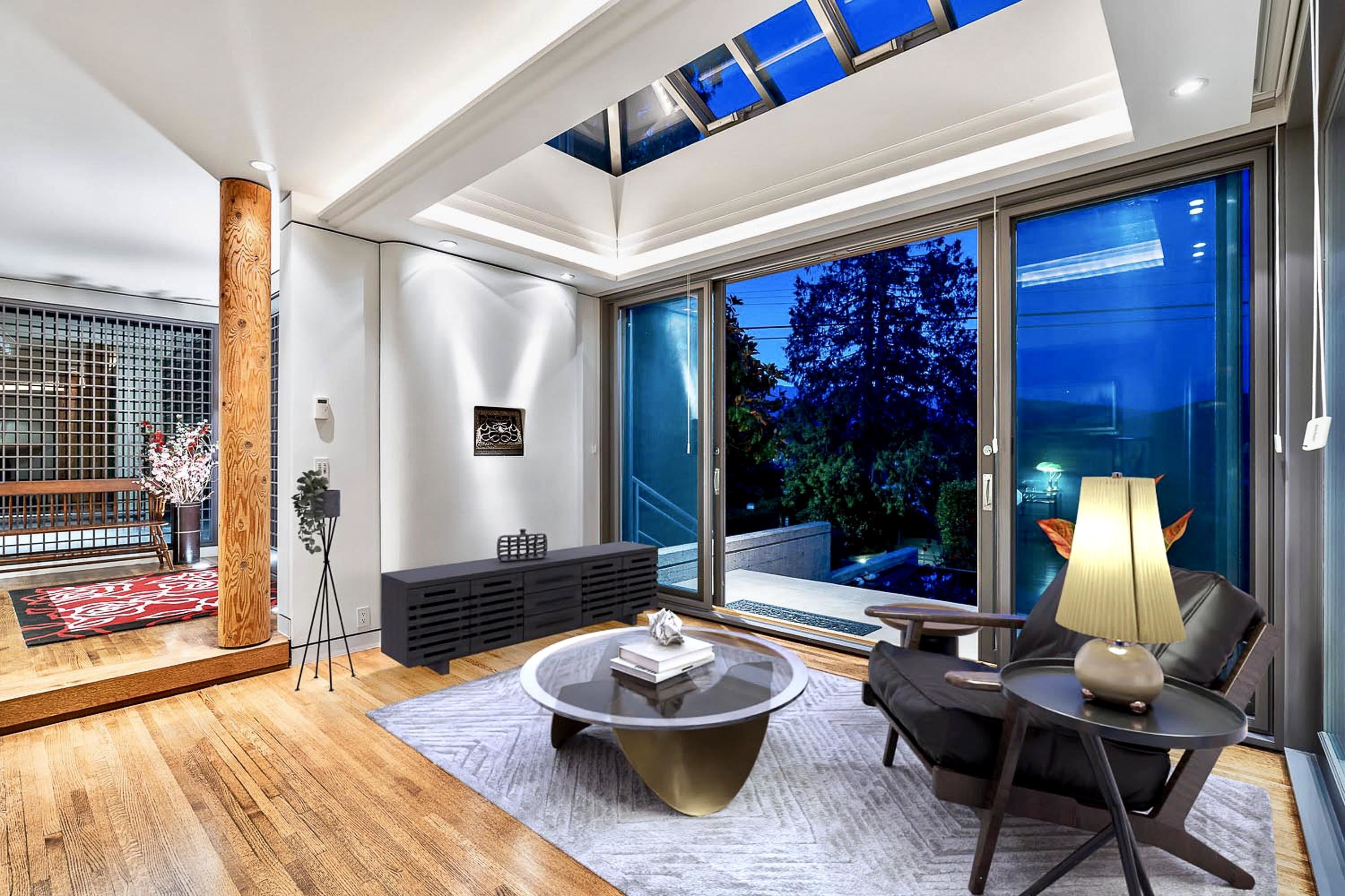 687 BEACHVIEW DRIVE