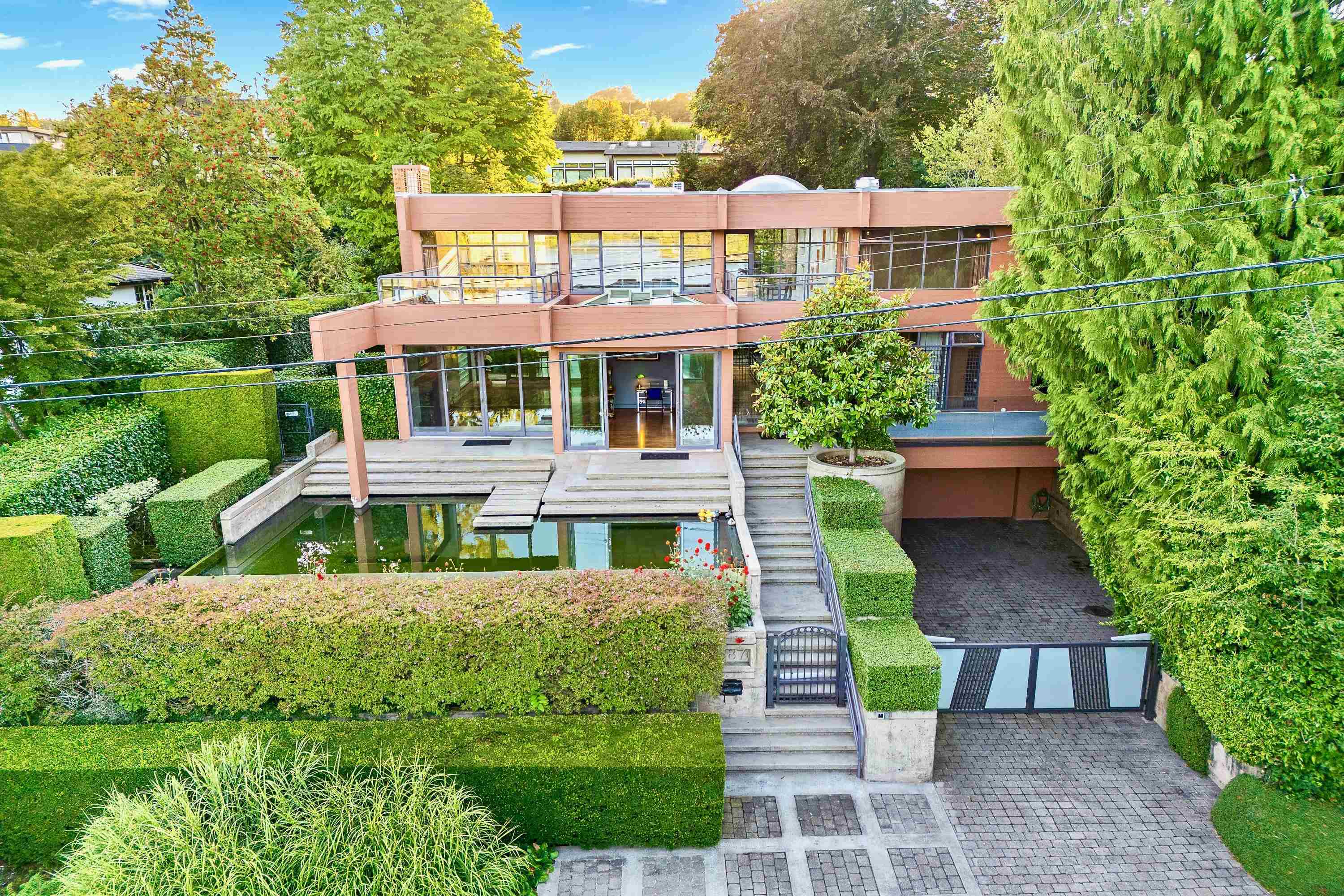 687 BEACHVIEW DRIVE