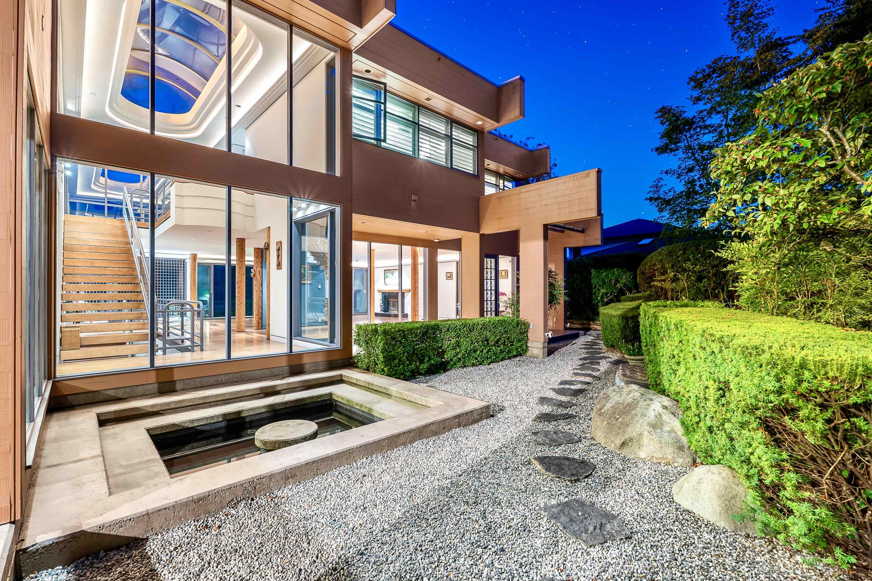 687 BEACHVIEW DRIVE