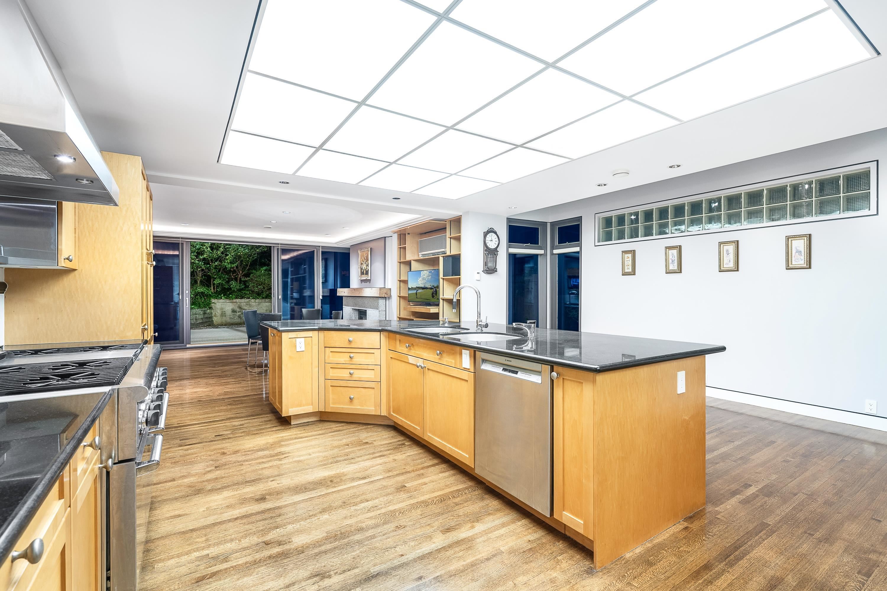 687 BEACHVIEW DRIVE