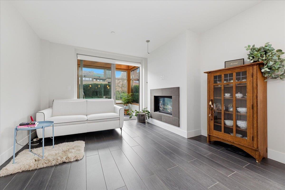 204 2388 MARINE DRIVE Unit: 204