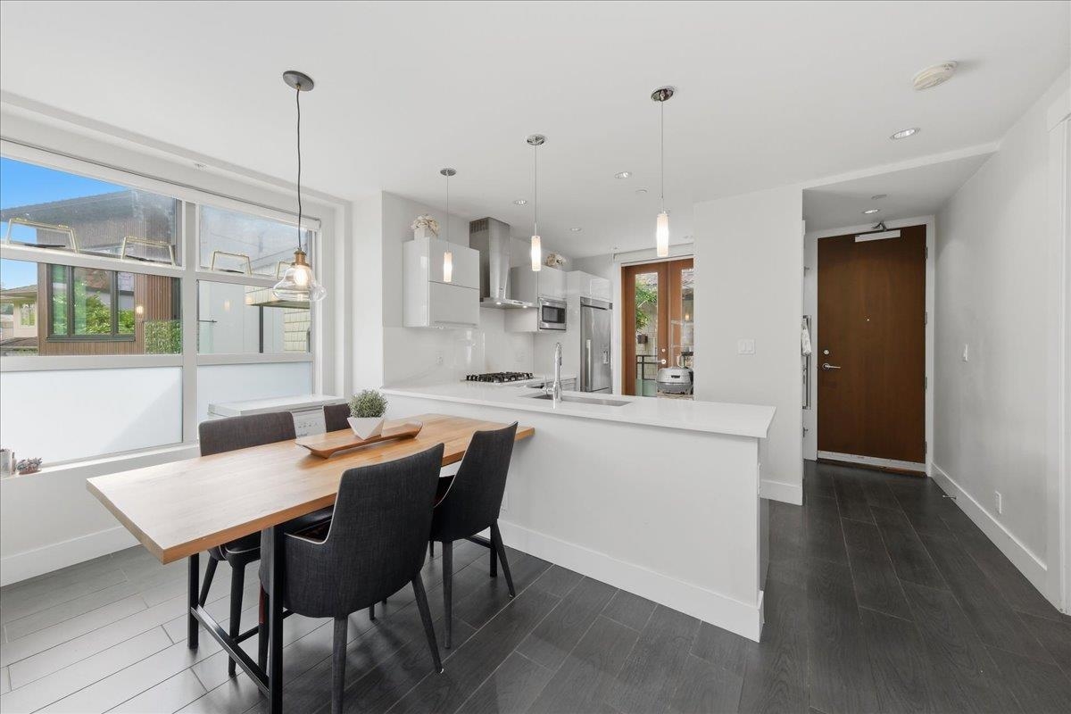 204 2388 MARINE DRIVE Unit: 204