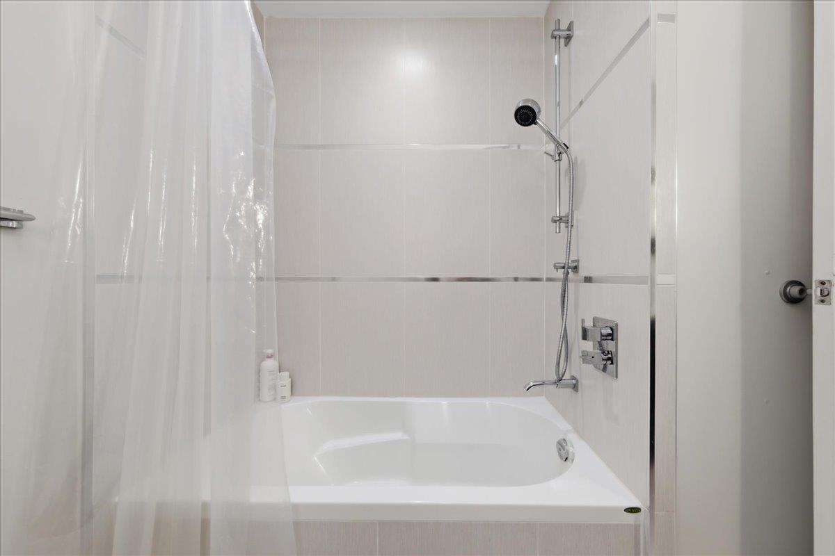 204 2388 MARINE DRIVE Unit: 204