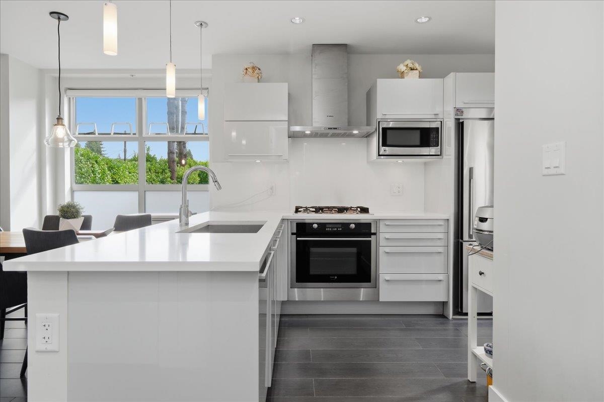 204 2388 MARINE DRIVE Unit: 204
