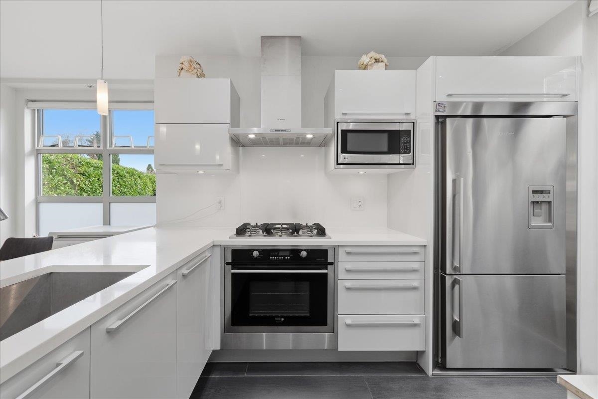 204 2388 MARINE DRIVE Unit: 204