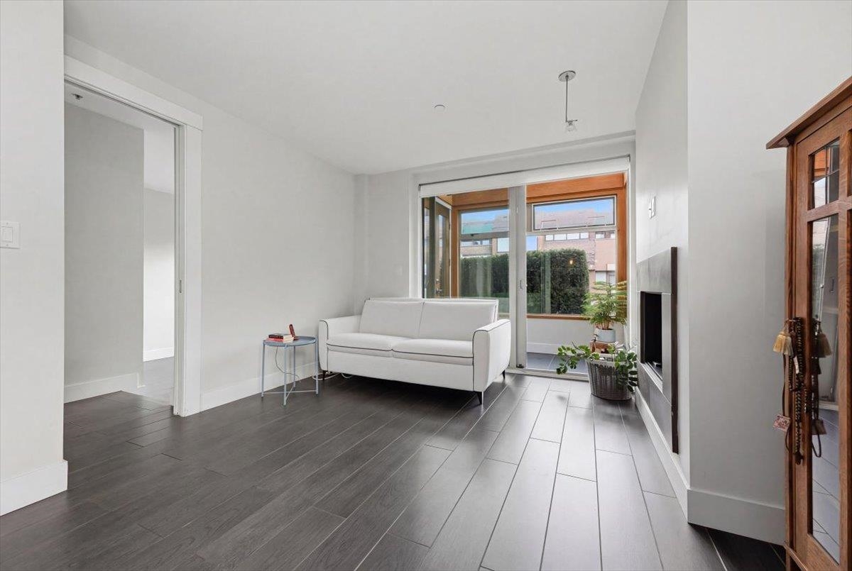 204 2388 MARINE DRIVE Unit: 204