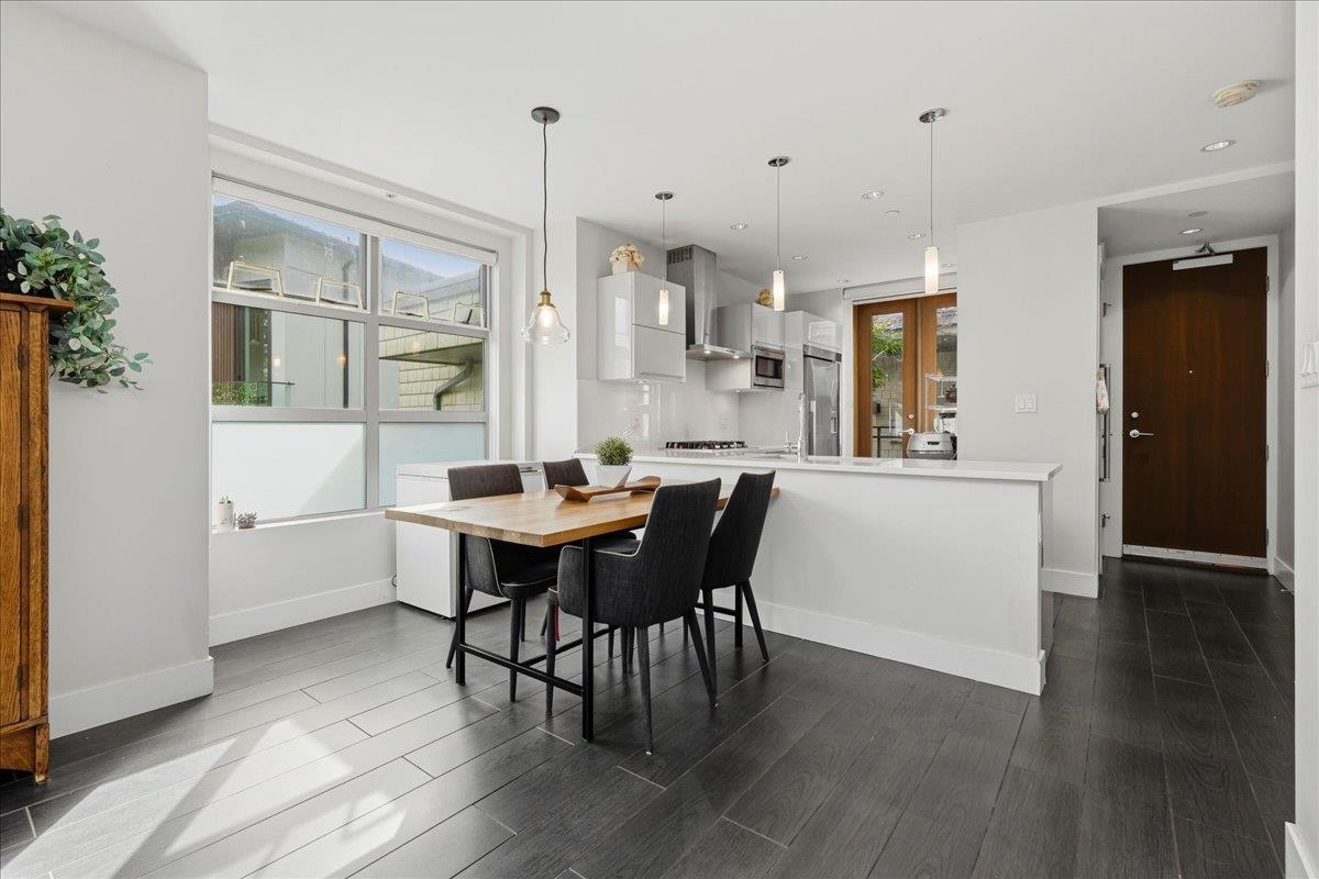204 2388 MARINE DRIVE Unit: 204