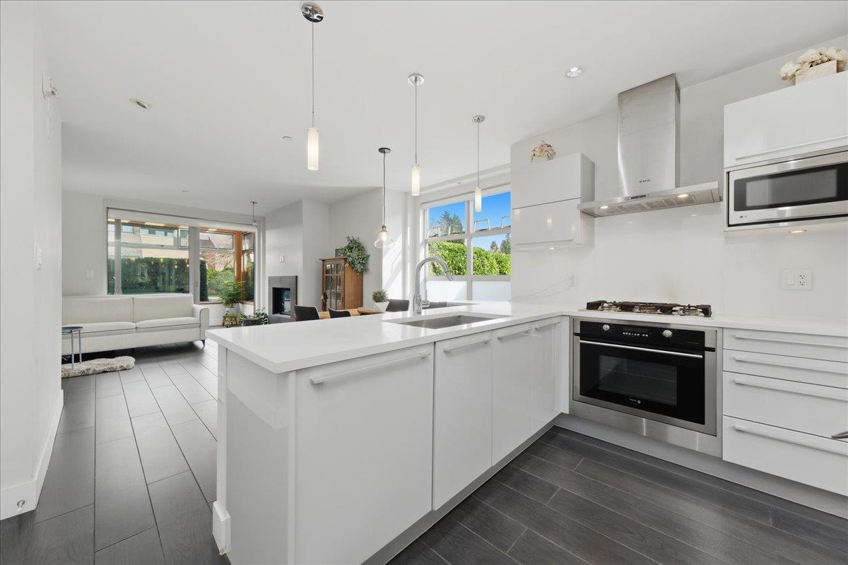 204 2388 MARINE DRIVE Unit: 204