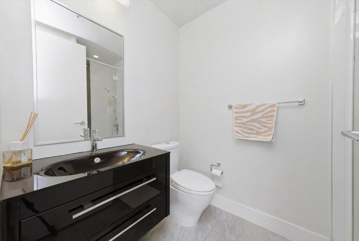 204 2388 MARINE DRIVE Unit: 204