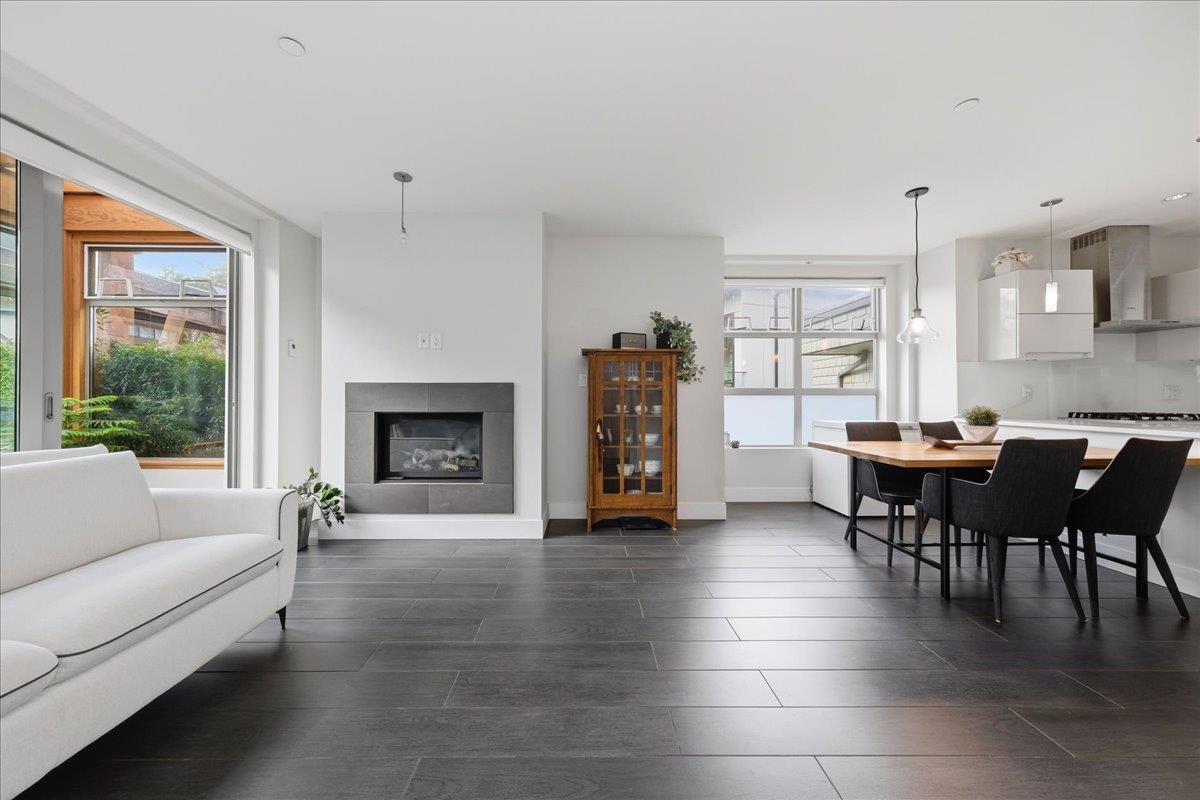 204 2388 MARINE DRIVE Unit: 204