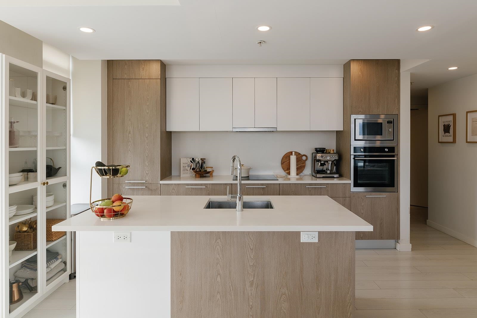 305 285 E 10TH AVENUE Unit: 305