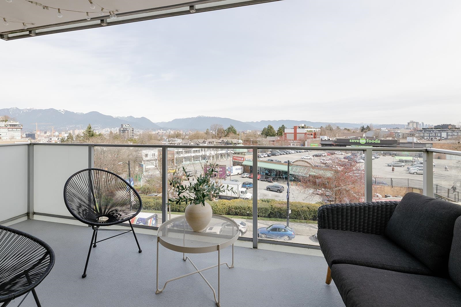 305 285 E 10TH AVENUE Unit: 305