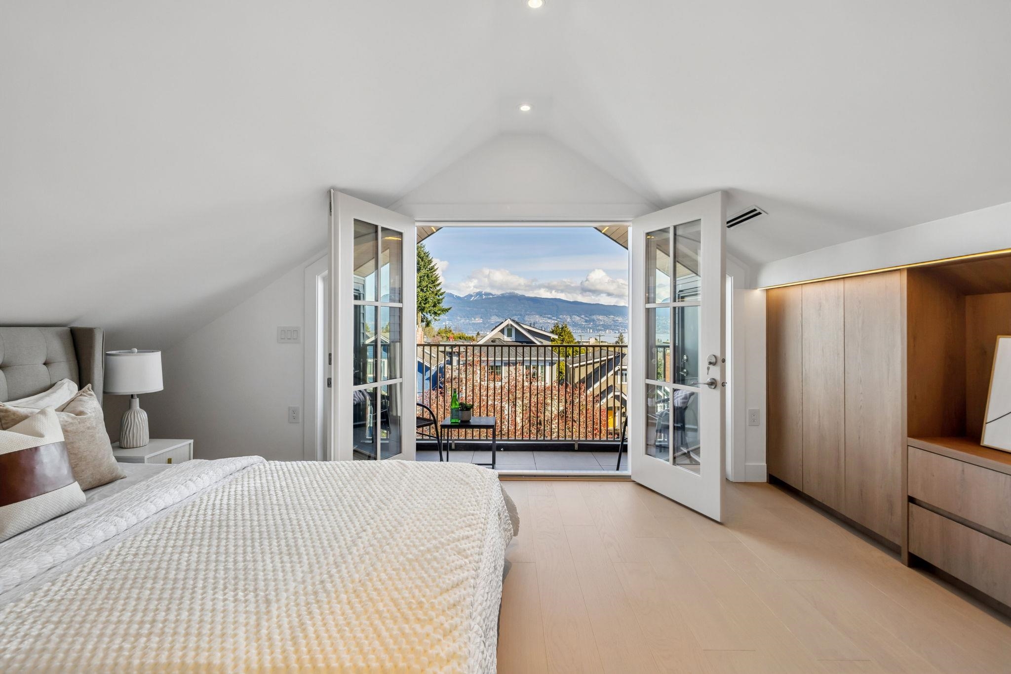 1 3642 WEST 20TH AVENUE Unit: 1