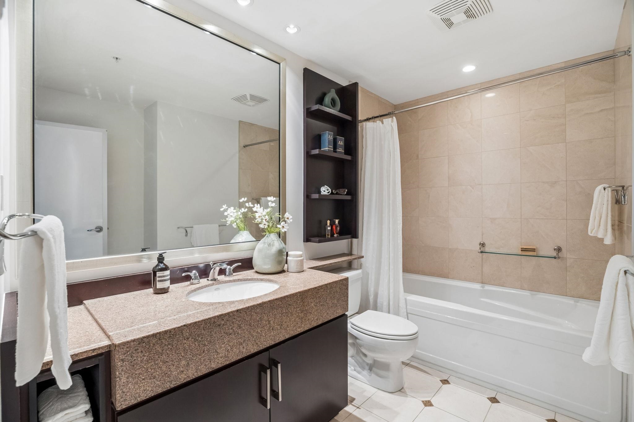 3701 1438 RICHARDS STREET Unit: 3701