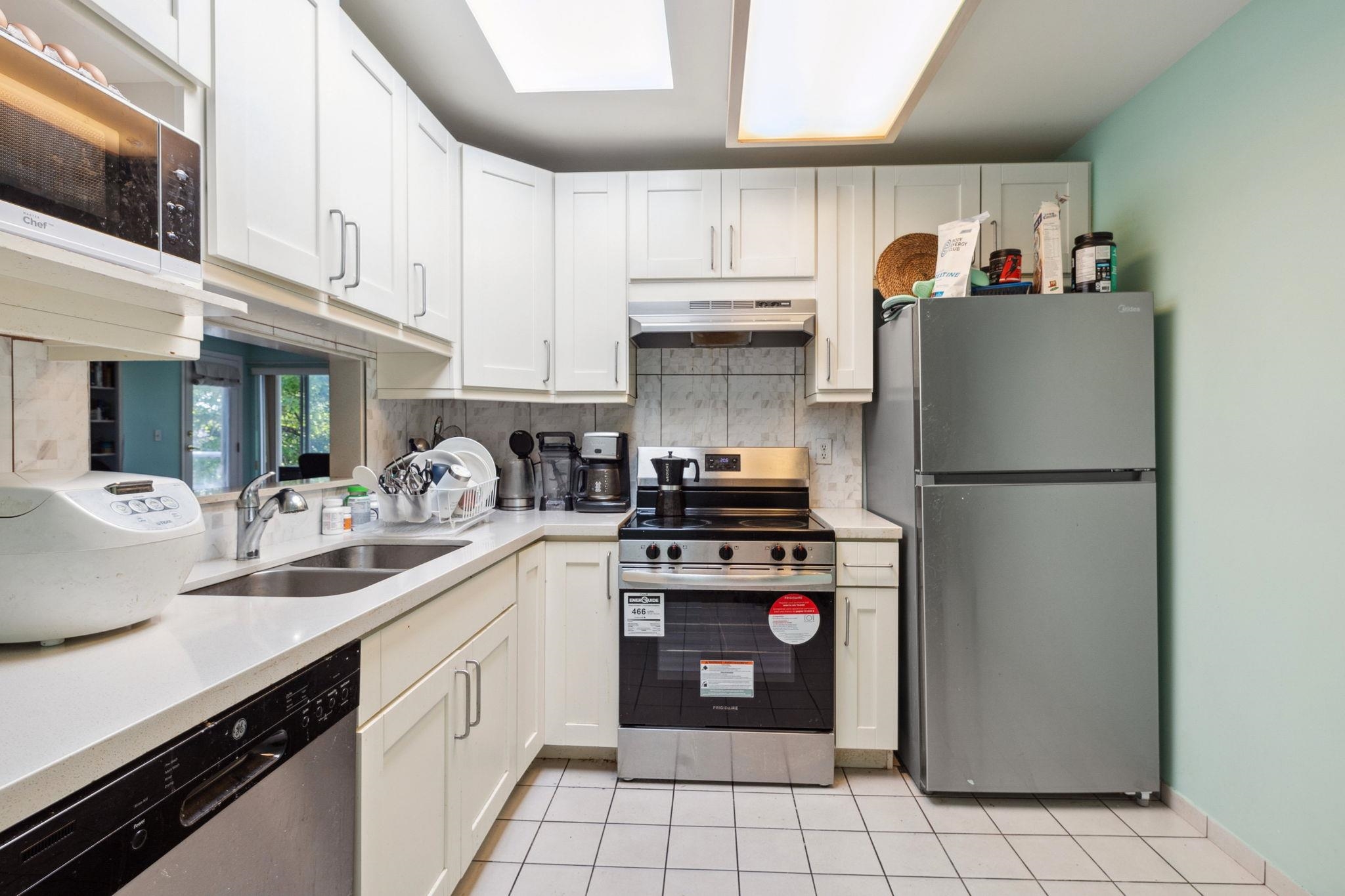 309 7368 ROYAL OAK AVENUE Unit: 309