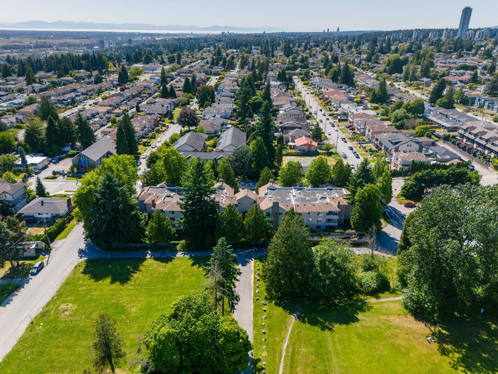 309 7368 ROYAL OAK AVENUE Unit: 309