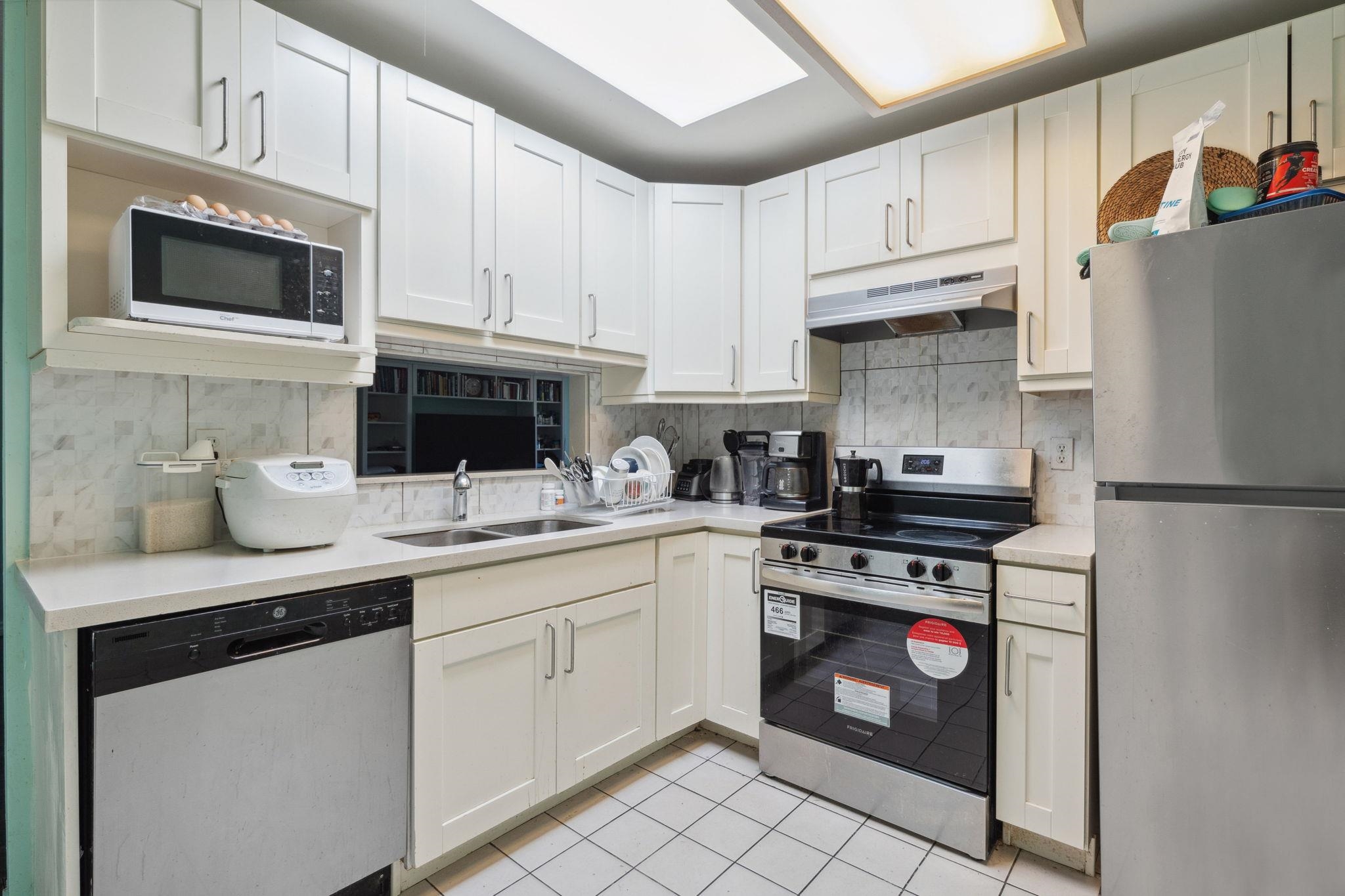 309 7368 ROYAL OAK AVENUE Unit: 309