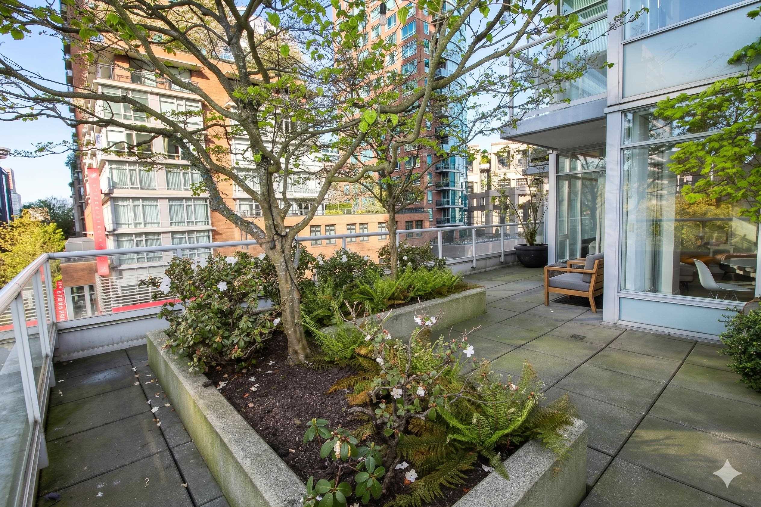 402 480 ROBSON STREET Unit: 402