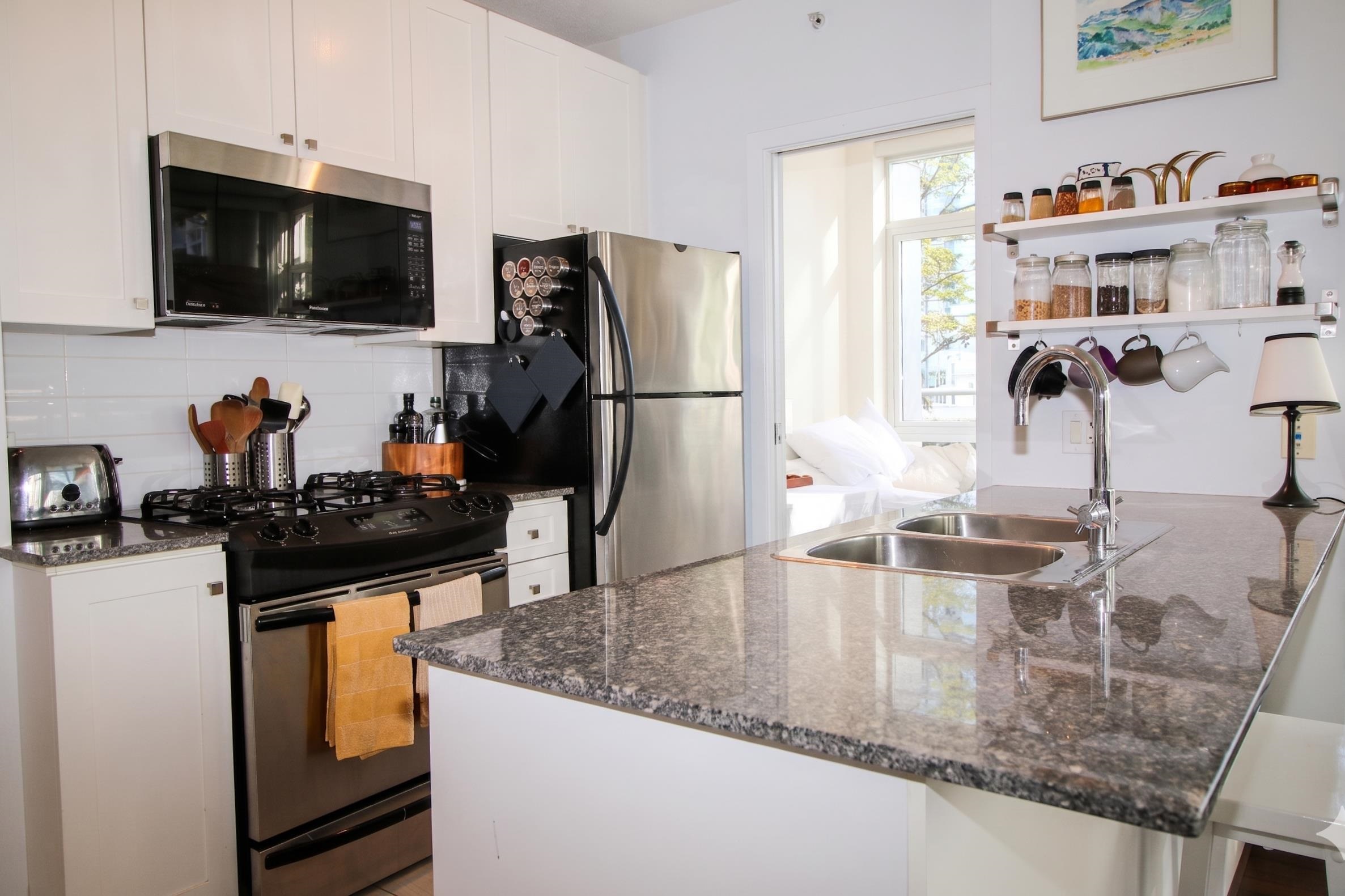 402 480 ROBSON STREET Unit: 402