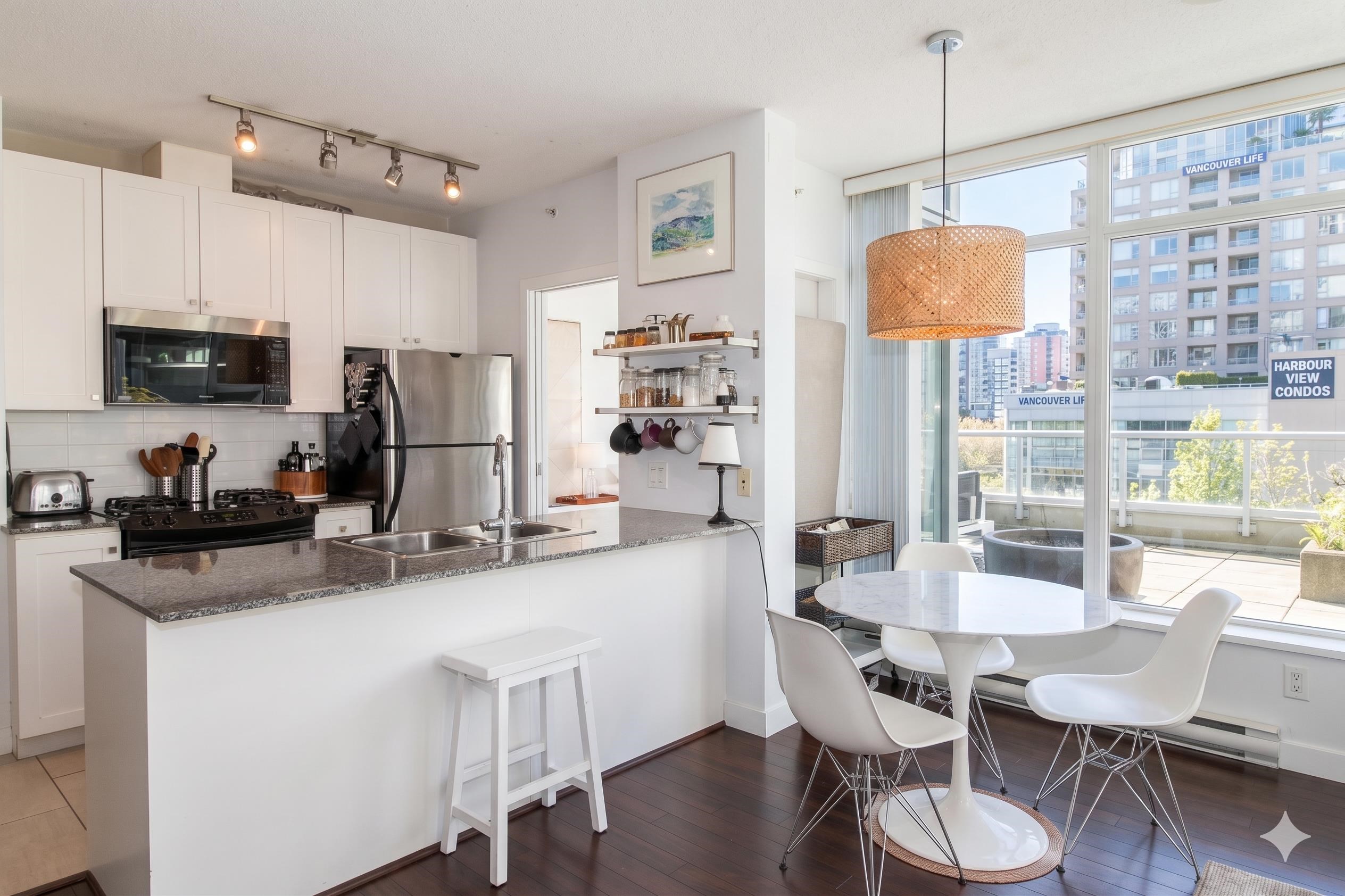 402 480 ROBSON STREET Unit: 402