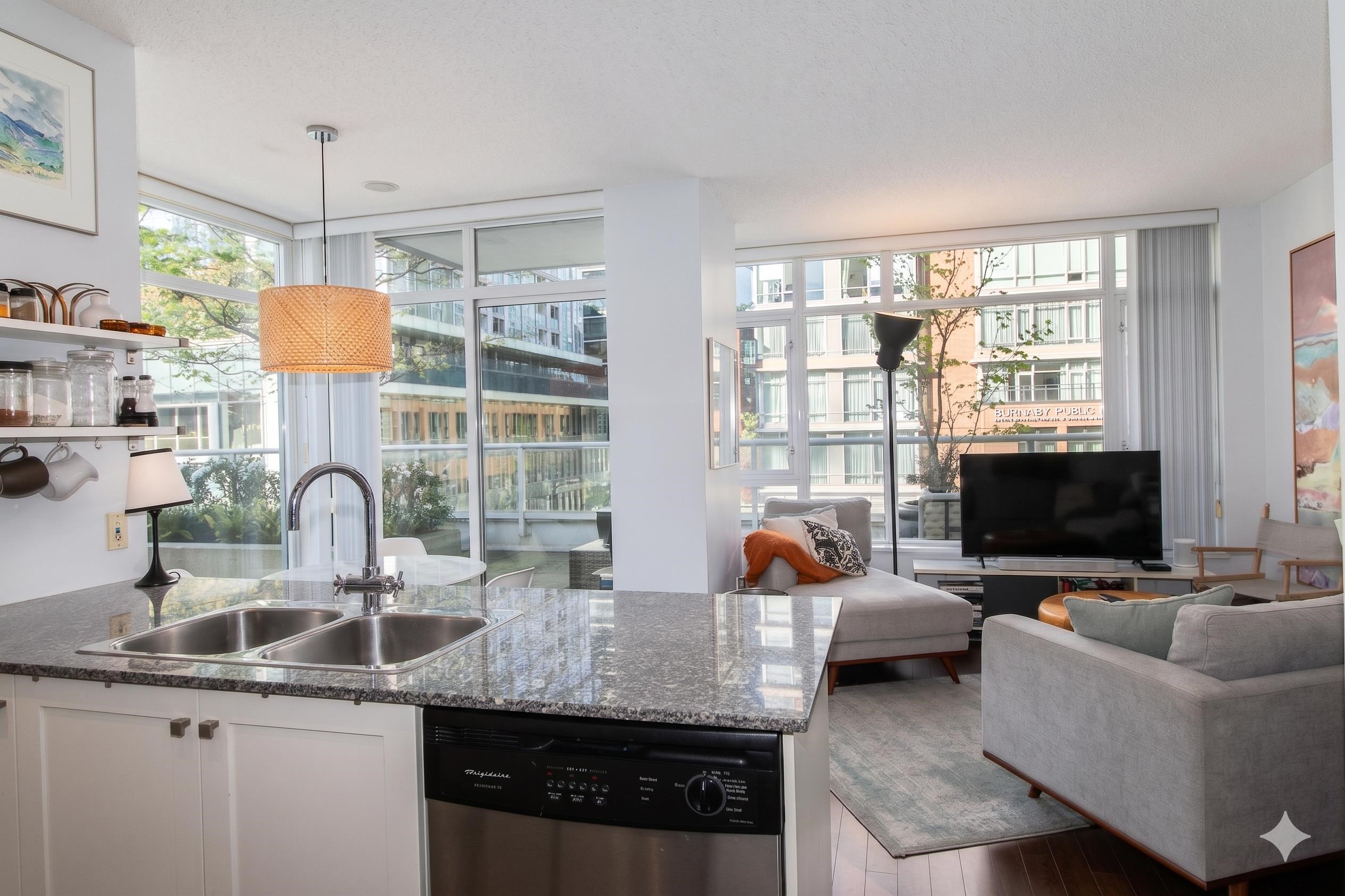 402 480 ROBSON STREET Unit: 402
