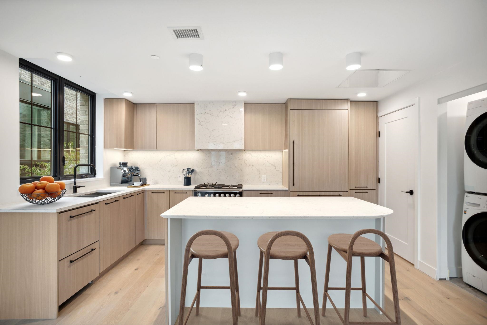 101 157 W KING EDWARD AVENUE Unit: 101