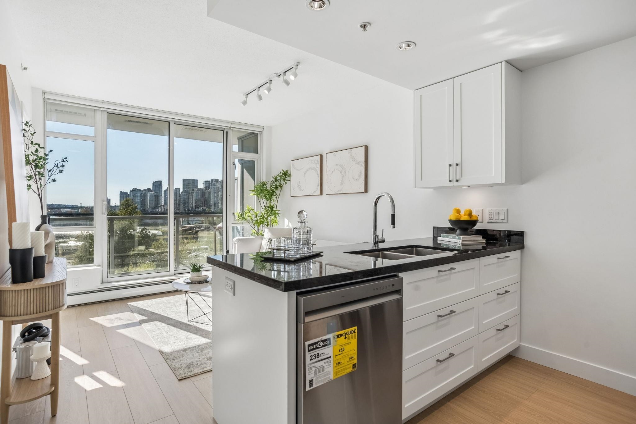 605 1708 COLUMBIA STREET Unit: 605