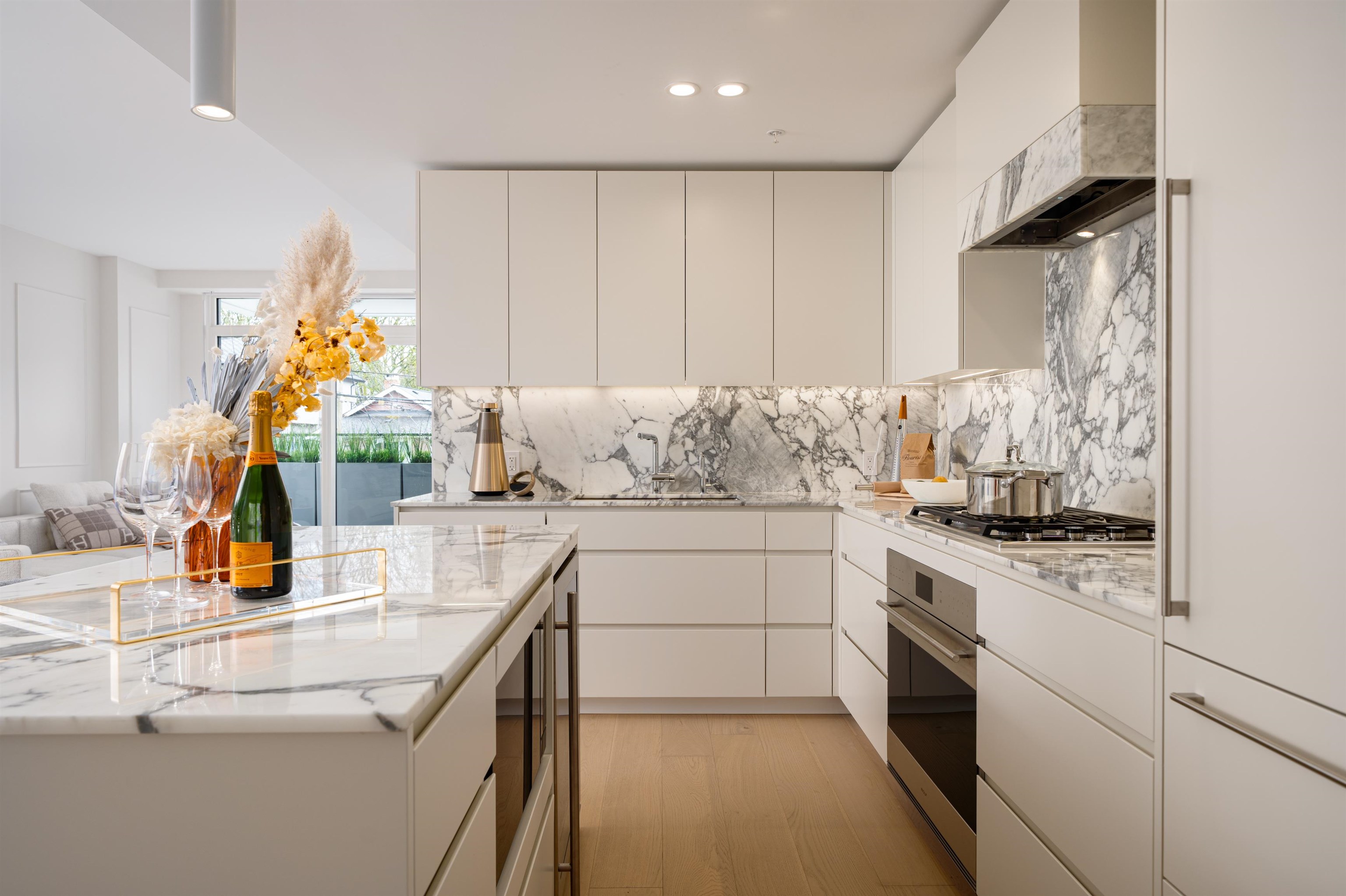 202 3668 W 10TH AVENUE Unit: 202