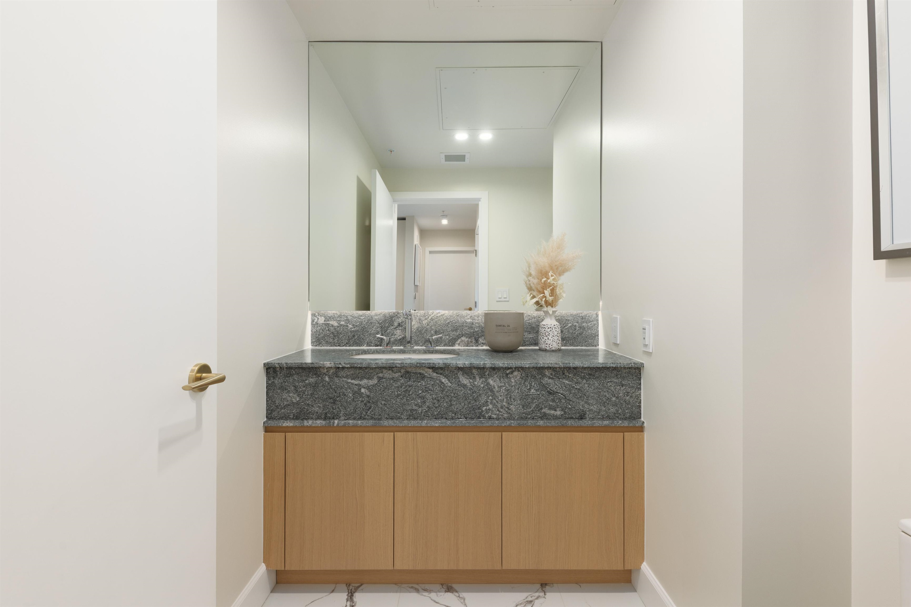 205 3668 W 10TH AVENUE Unit: 205