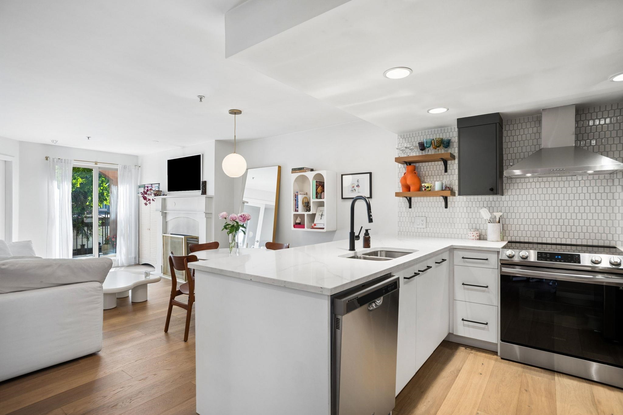 15 3036 W 4TH AVENUE Unit: 15