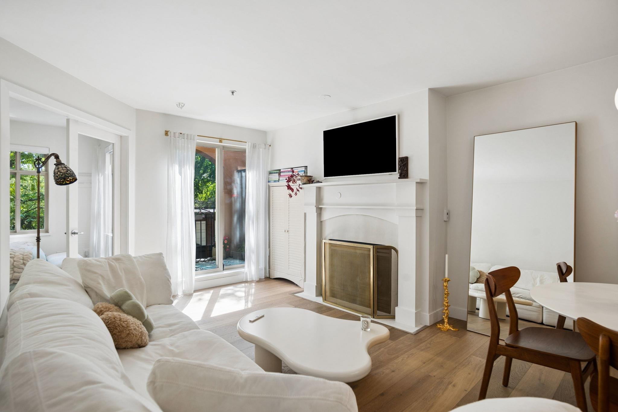 15 3036 W 4TH AVENUE Unit: 15