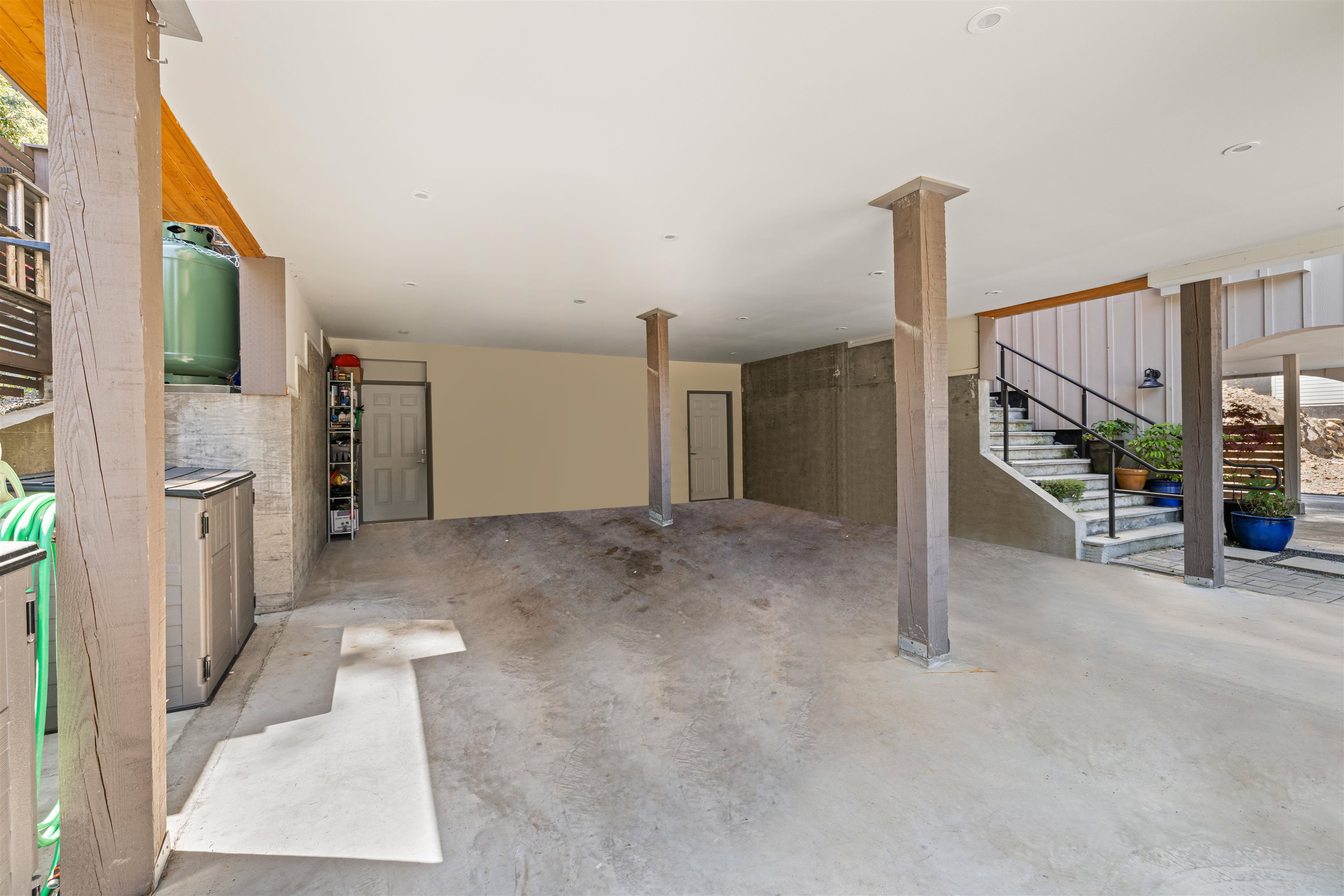 1096 FOXGLOVE LANE