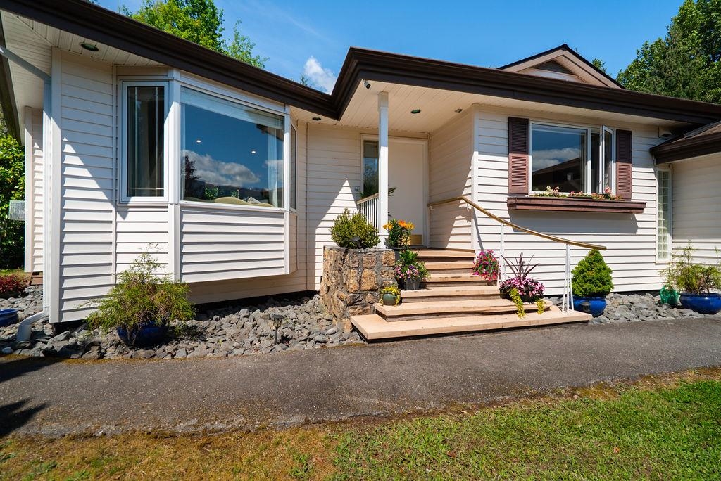 1032 EDGEWATER CRESCENT