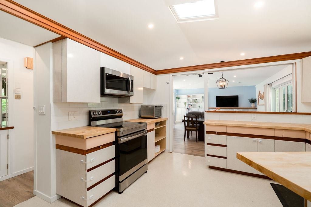 1032 EDGEWATER CRESCENT