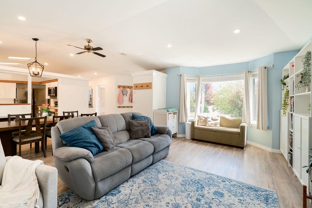 1032 EDGEWATER CRESCENT