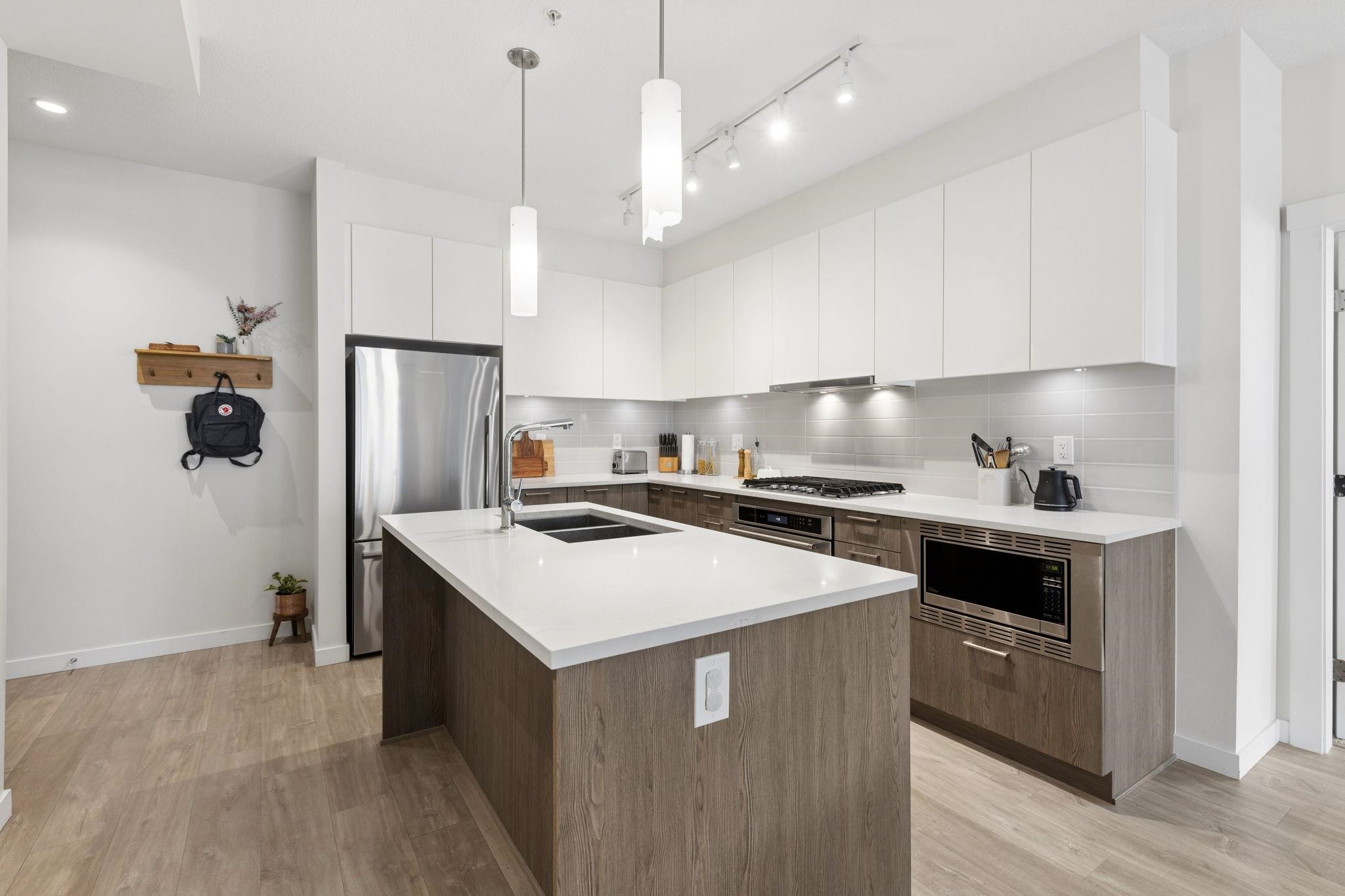 211 625 E 3RD STREET Unit: 211