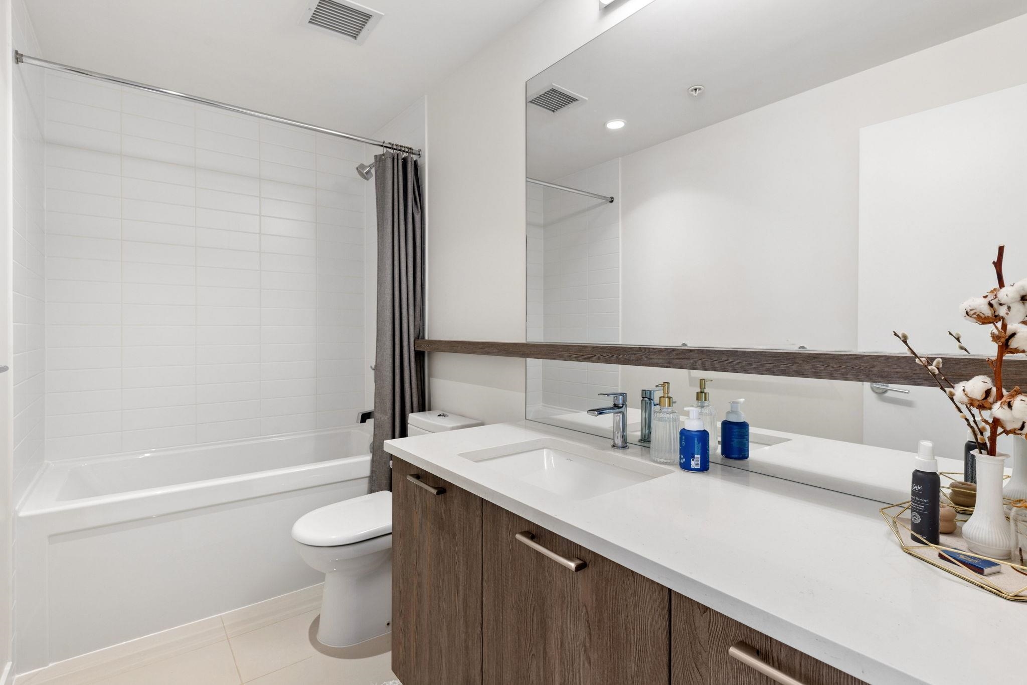 211 625 E 3RD STREET Unit: 211