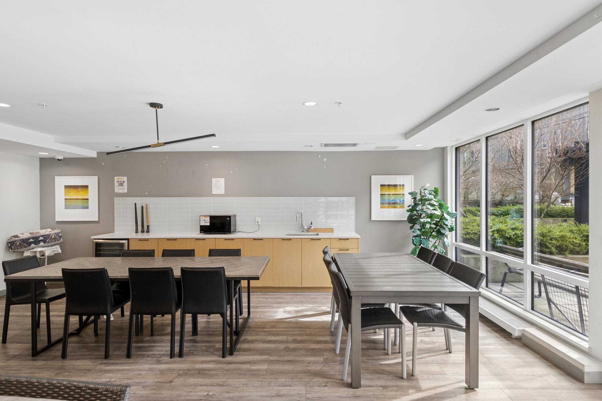 211 625 E 3RD STREET Unit: 211