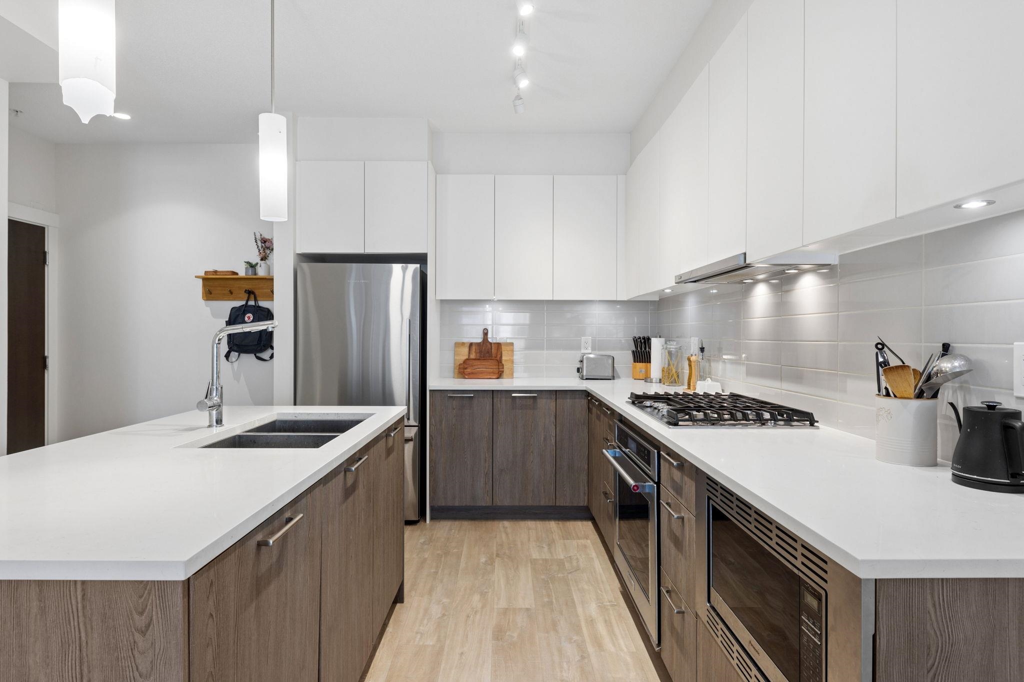 211 625 E 3RD STREET Unit: 211