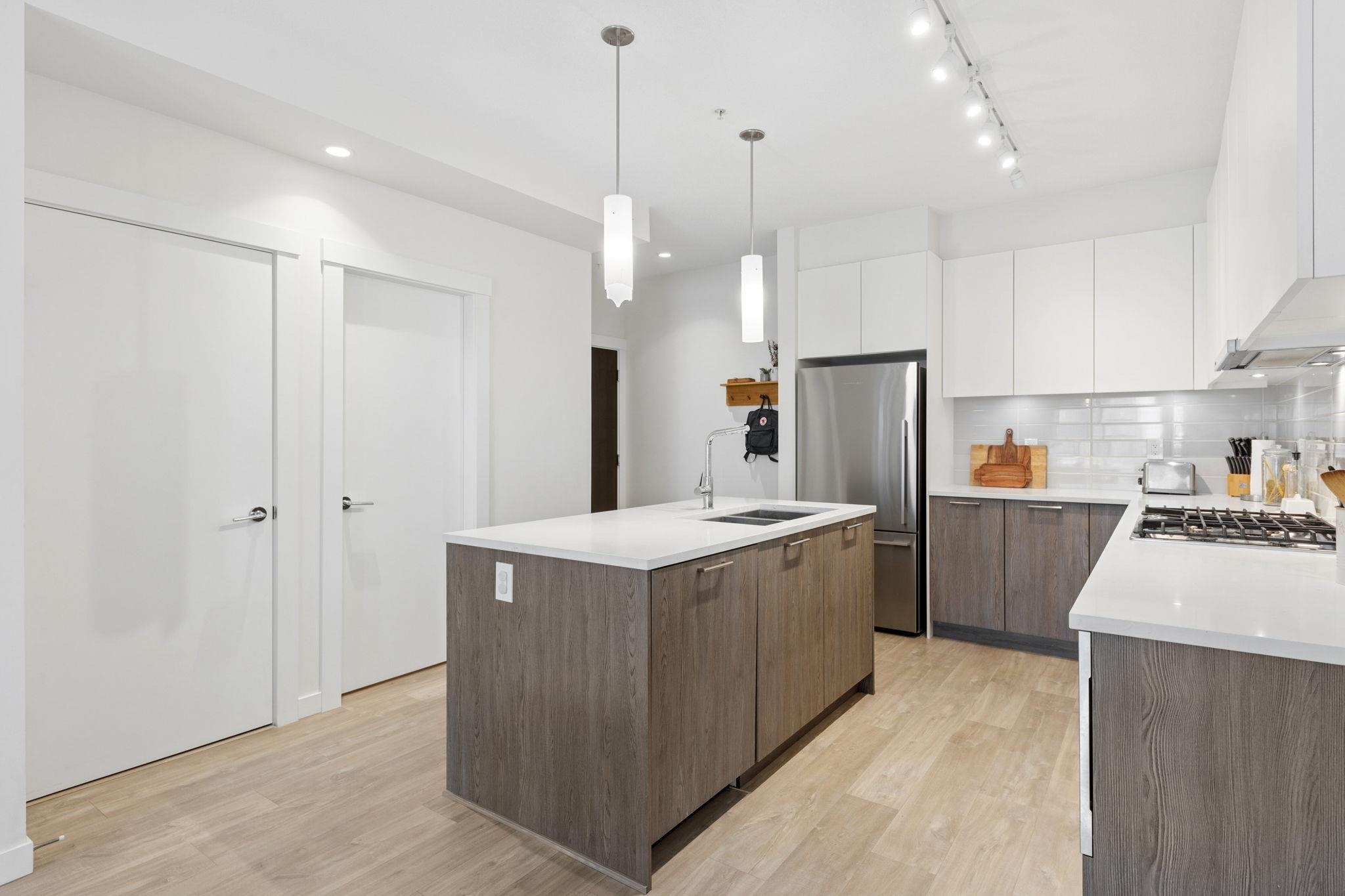 211 625 E 3RD STREET Unit: 211