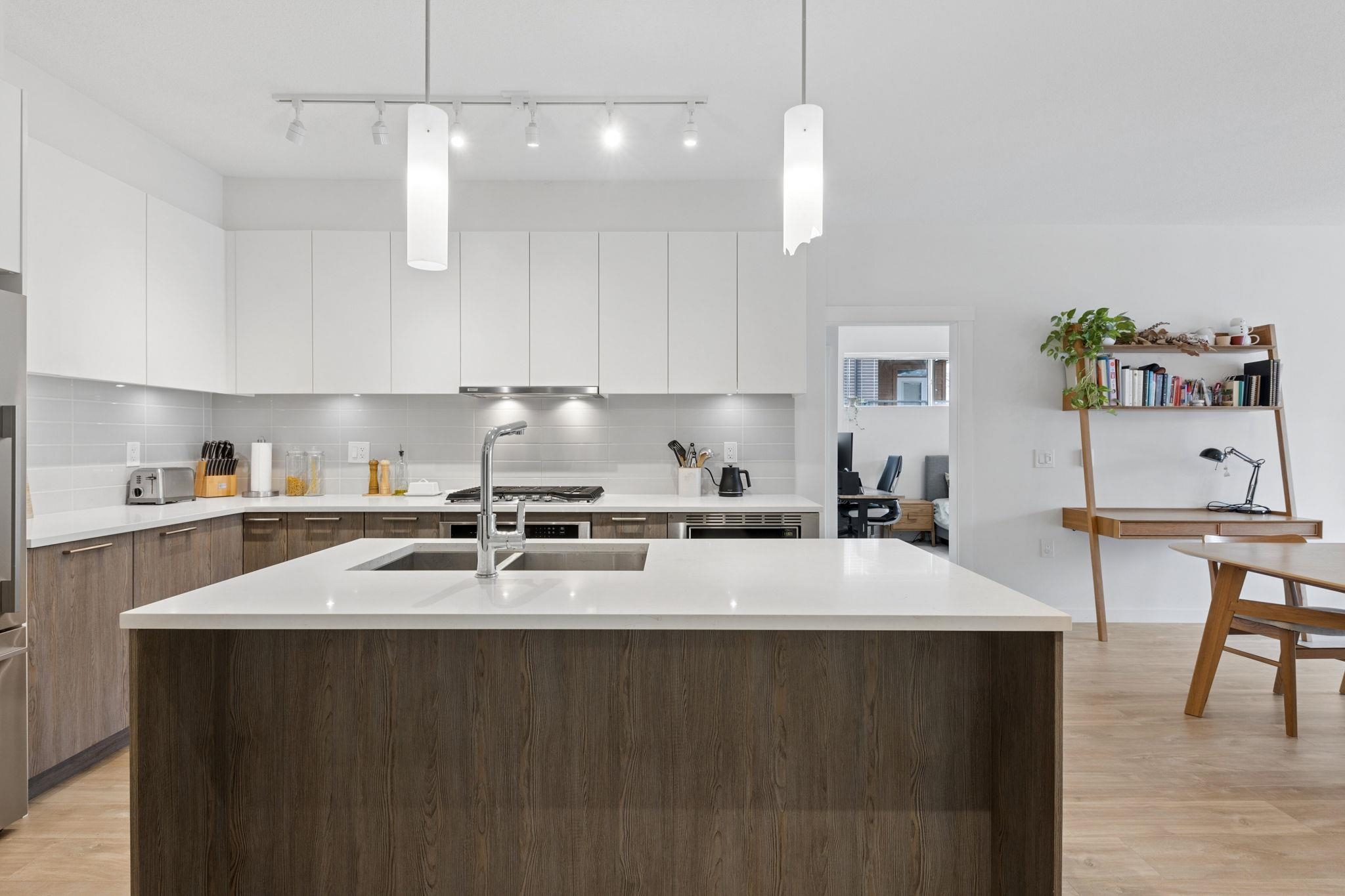 211 625 E 3RD STREET Unit: 211