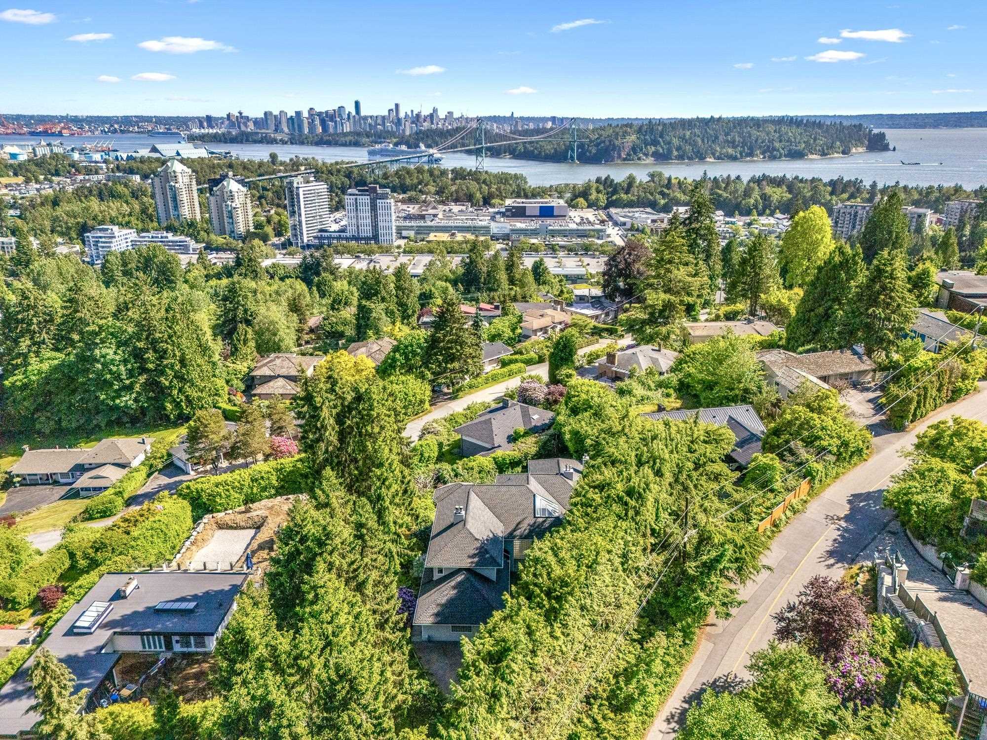 816 ANDERSON CRESCENT
