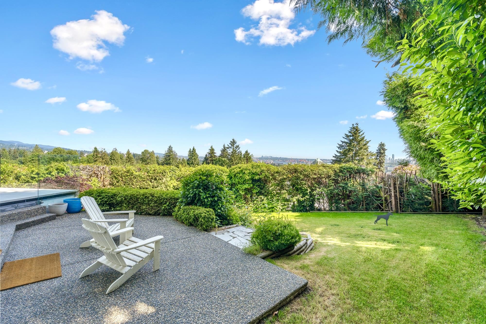 816 ANDERSON CRESCENT