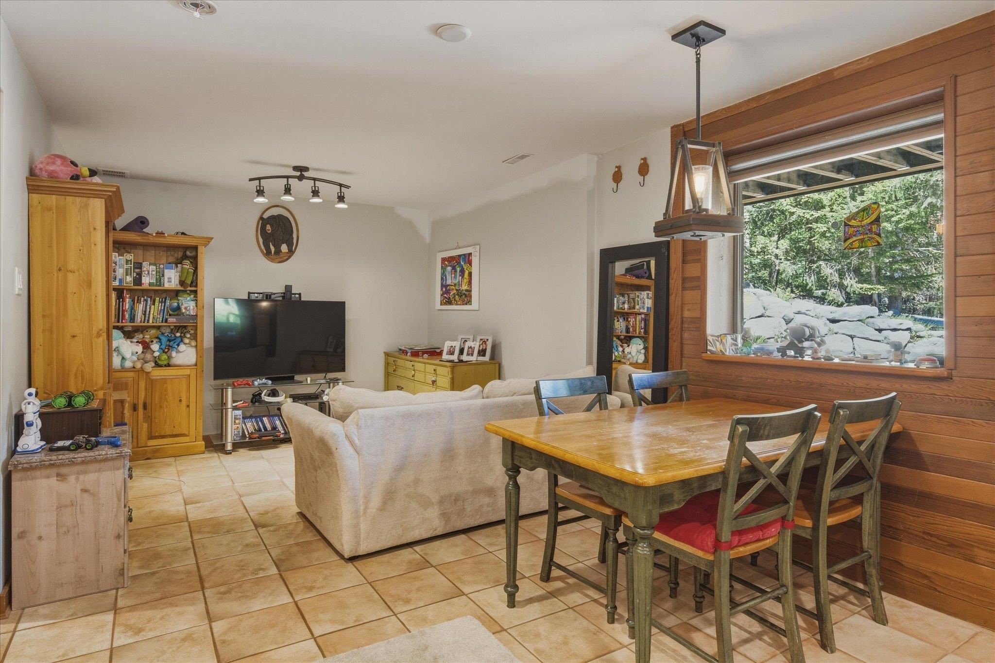 3106 TYROL CRESCENT