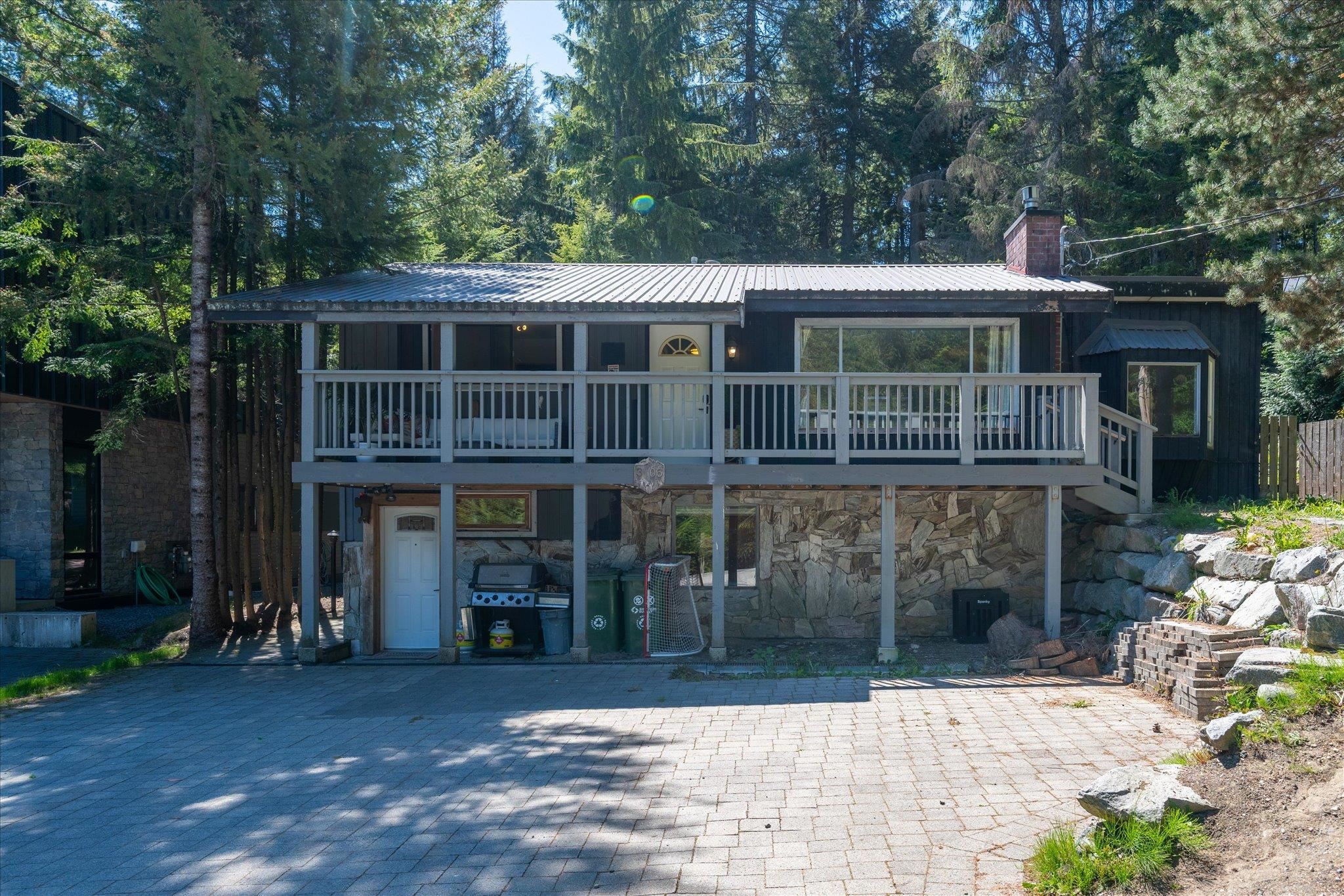 3106 TYROL CRESCENT