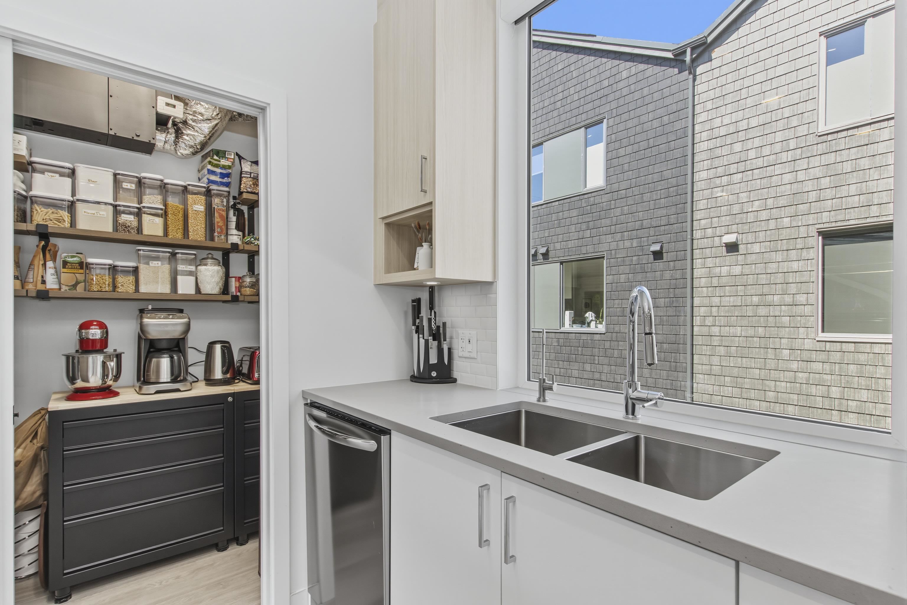 4 1089 WILSON CRESCENT