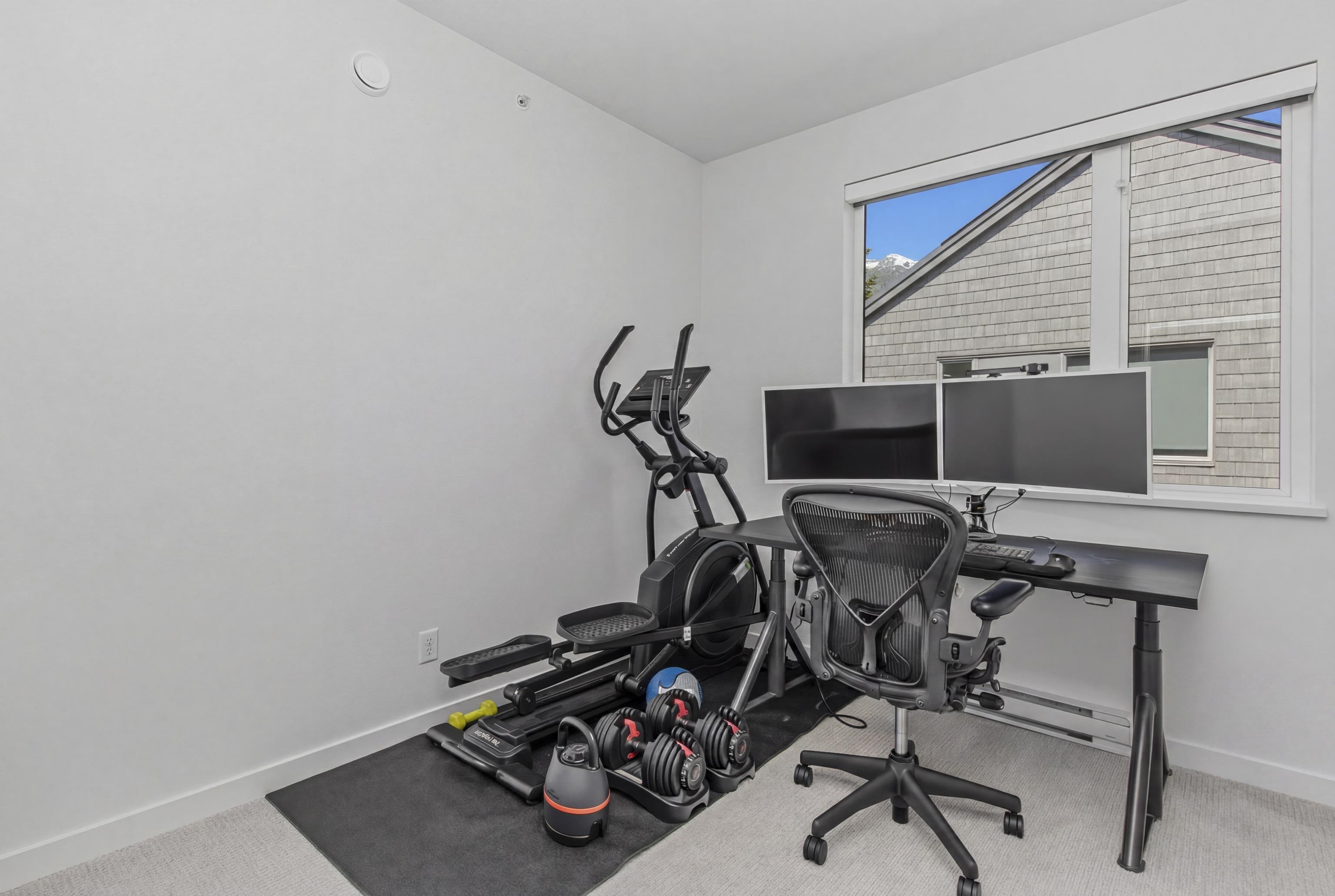 4 1089 WILSON CRESCENT