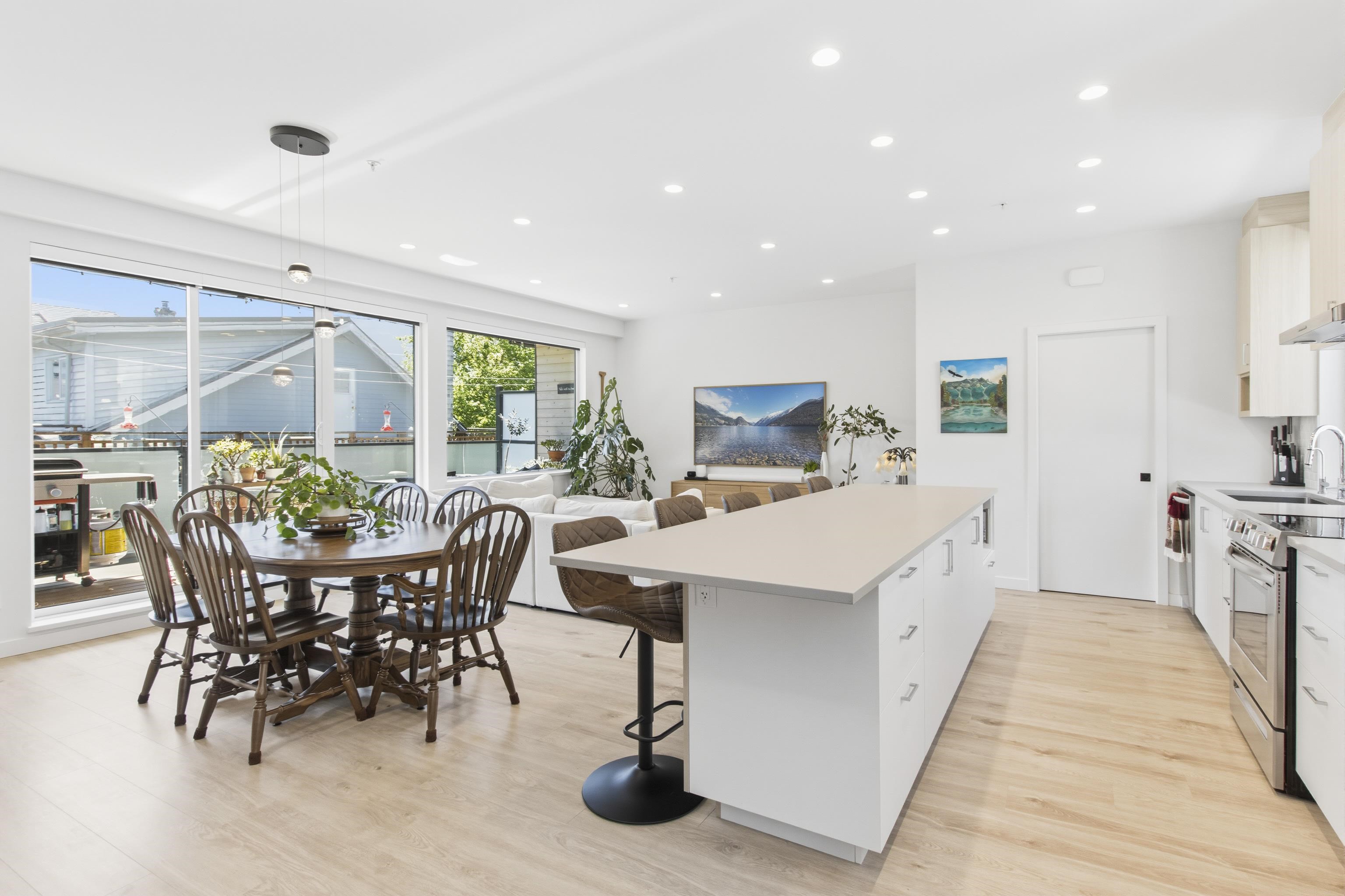 4 1089 WILSON CRESCENT